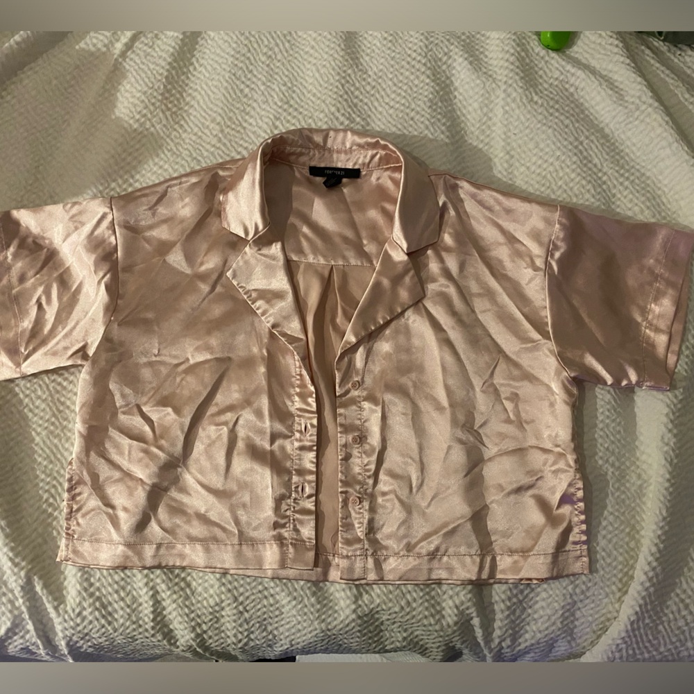 FOREVER21 pink satin button up crop top Size Small